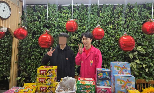 상록보육원의 아이와 봉사자