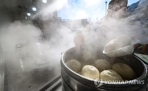 추워진 날씨에 분주한 찐빵가게