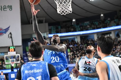 가스공사 라건아의 골밑 슛