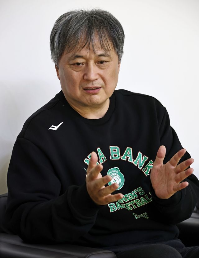 인터뷰하는 이상범 감독