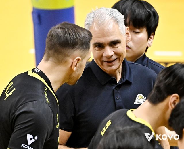 레오나르도 KB손보 감독(중앙)과 비예나(왼쪽)