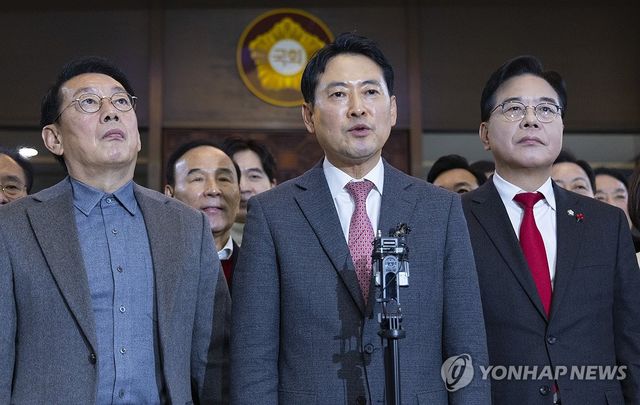 대통령에게 내란재판전담부법 재의요구권 행사 건의하는 장동혁