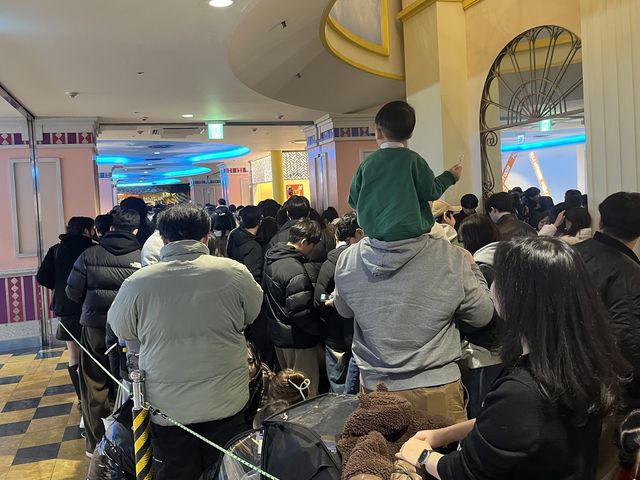 크리스마스 롯데월드에 '오픈런'한 시민들