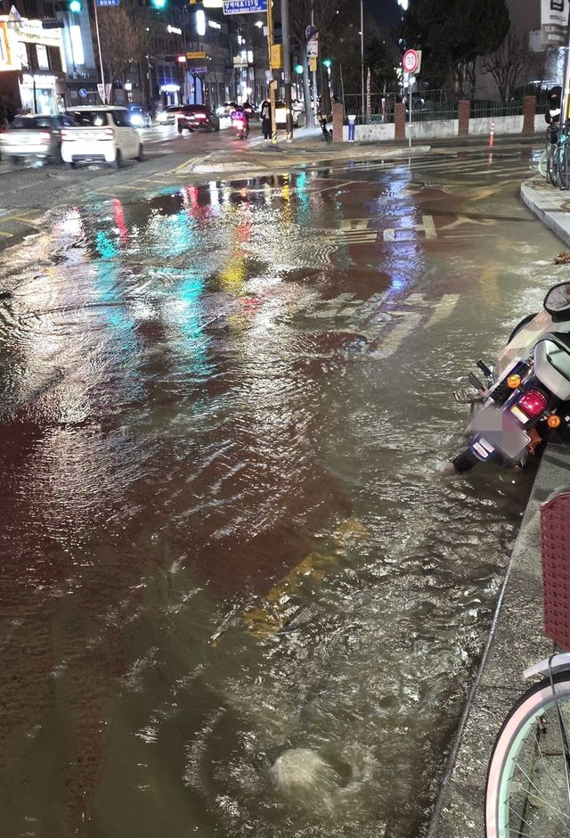 굽은다리역 인근 상수도관 파열돼 도로 침수