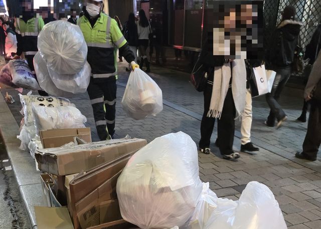 명동에서 쓰레기를 수거하는 모습