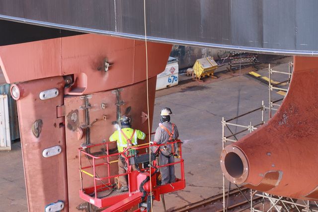 한화 필리조선소 선체 하부 작업 모습