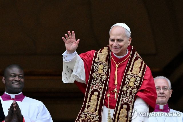 성탄 메시지 전하는 레오 14세 교황
