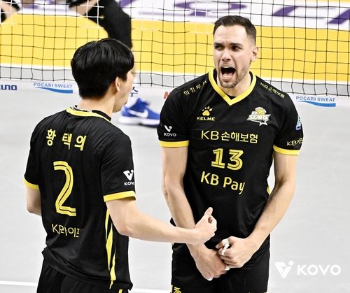 득점 후 기뻐하는 KB손해보험의 비예나(오른쪽)