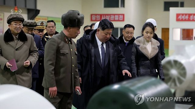 김정은, 딸 주애와 8천700t급 핵잠 건조 지도