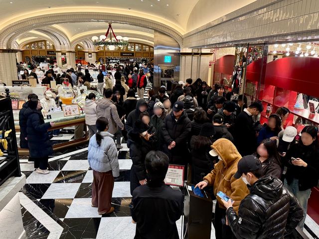 서울 서초구의 한 백화점에서 케이크를 사려고 줄 선 시민들