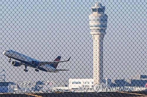 미 공항 이륙하는 여객기