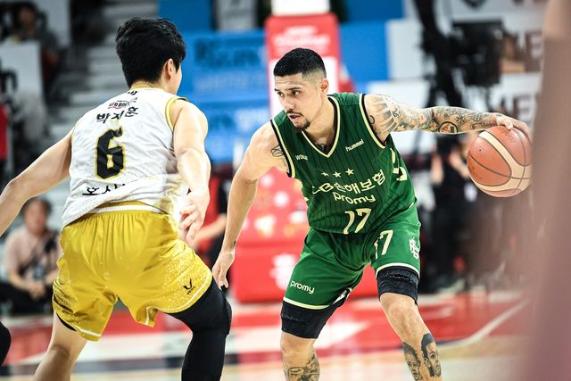 정관장 박지훈과 마주 선 알바노