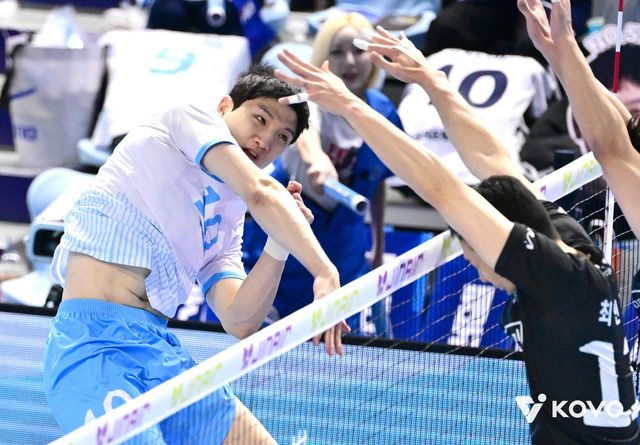 스파이크하는 대한항공의 정지석(왼쪽)