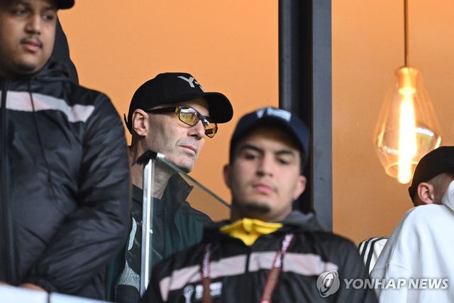 관중석에서 아들의 경기를 지켜보는 지네딘 지단