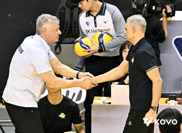 레오나르도 KB손해보험 감독과 악수하는 헤난 대한항공 감독(왼쪽)