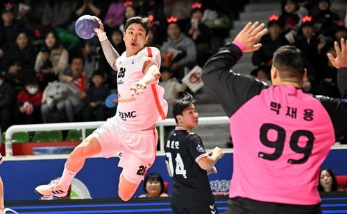 25일 하남시청전에서 슛을 던지는 SK 김기민.