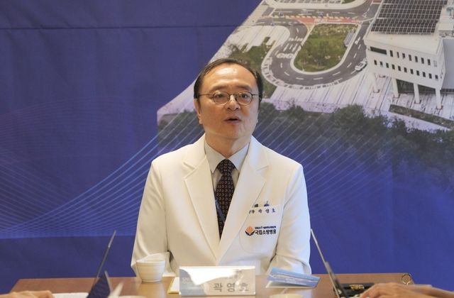 (서울-연합뉴스) 서울대학교병원 운영 국립소방병원은 24일 현판식을 열고 시범진료를 개시했다. 사진은 초대 병원장인 곽영호 국립소방병원 원장(서울대병원 응급의학과 교수)이 시범진료 개시 기자간담회에서 국립소방병원의 향후 계획 등을 말하는 모습. 2025.12.24. [서울대병원 제공. 재판매 및 DB 금지]