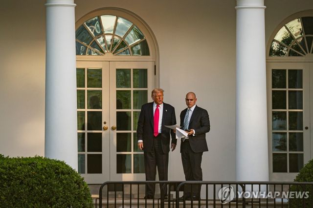 지난 7일(현지시간) 백악관에 함께 선 도널드 트럼프 대통령과 제임스 블레어 부비서실장