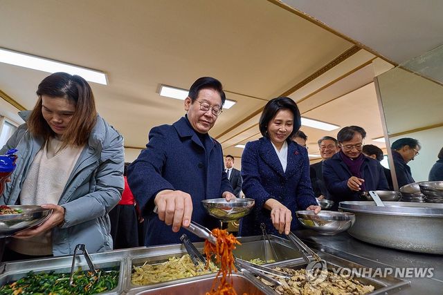 이재명 대통령 부부, 성탄 예배 후 비빔밥 오찬