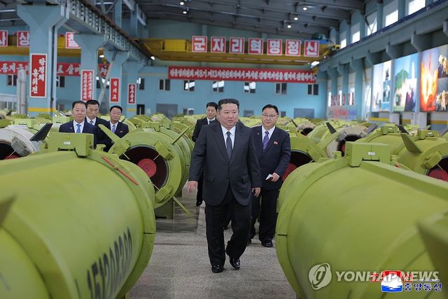 김정은, 군수 공업기업소 방문 … 생산능력 확대 지시