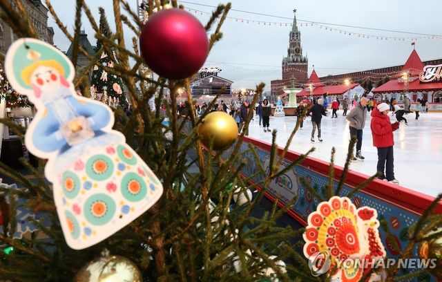 크렘린궁 앞 붉은광장의 크리스마스 장식과 야외 스케이트장