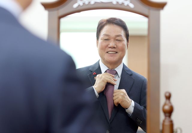 넥타이 고쳐 매는 박완수 경남지사