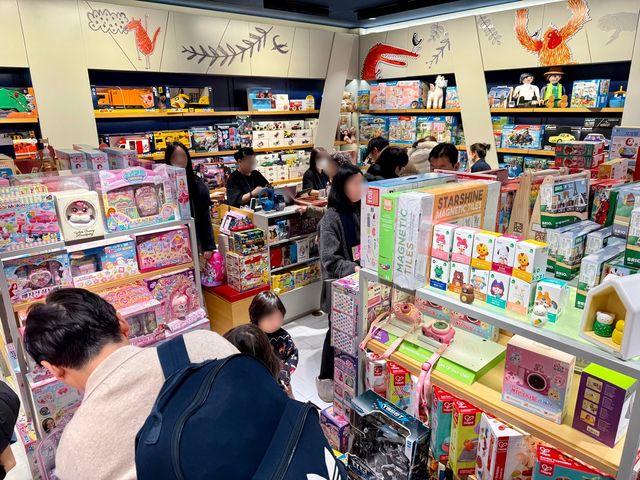 서울 서초구의 한 백화점에서 크리스마스 선물 고르는 아이들