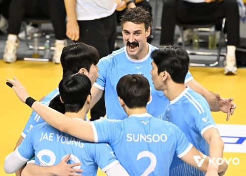 득점 후 기뻐하는 대한항공 선수들