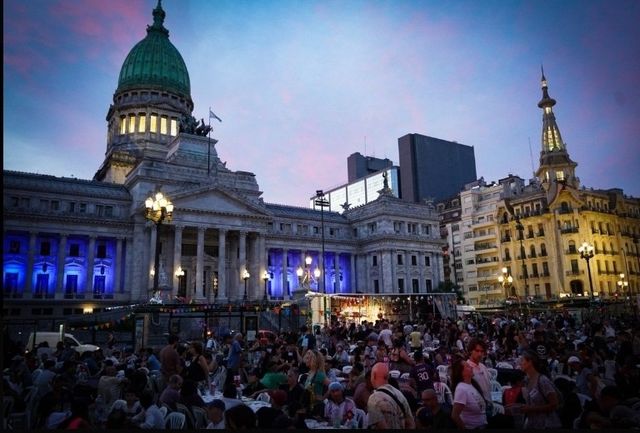 국회 앞에서 성탄절 만찬을 즐기는 아르헨티나 시민들