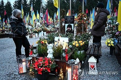 성탄을 앞두고 르비우의 전사자 묘역을 찾은 우크라이나 시민들 [AFP 연합뉴스] 