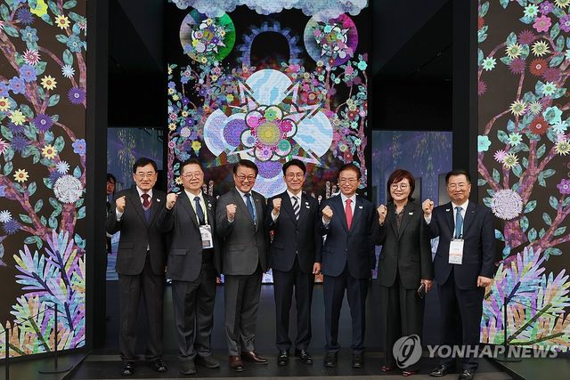 APEC 행사장인 K-Tech 쇼케이스 방문한 김민석 국무총리와 기념촬영하는 이철우 경북도지사