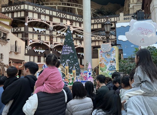 서울 송파구 롯데월드에서 퍼레이드를 구경하는 아이들과 부모들