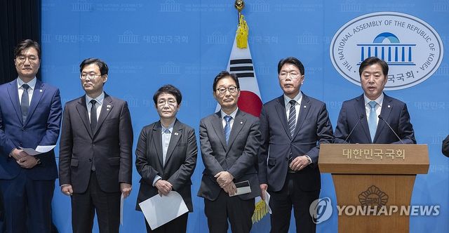대전·충남 통합 관련 기자회견 하는 민주당 의원들
