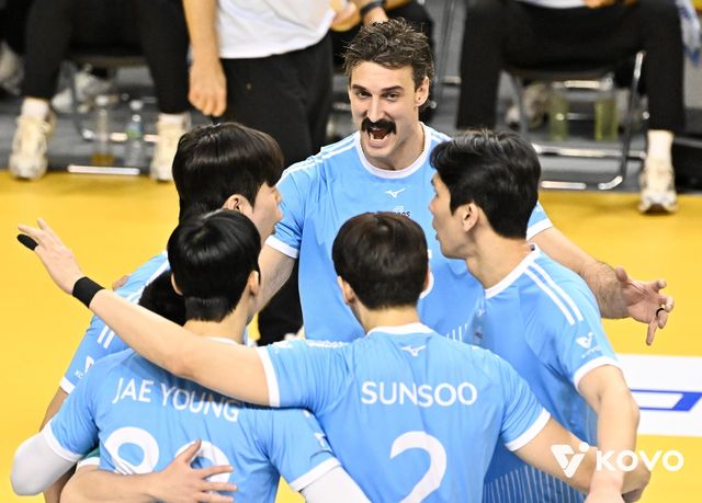 득점 후 기뻐하는 대한항공 선수들