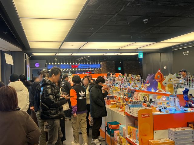 시민들로 붐비는 서울 용산구 아이파크몰 내 한 팝업 매장
