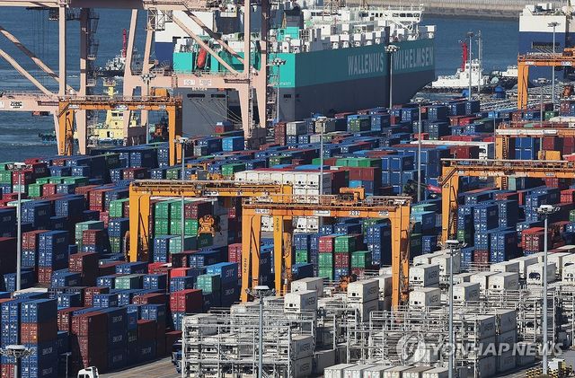 평택항에 쌓여있는 컨테이너