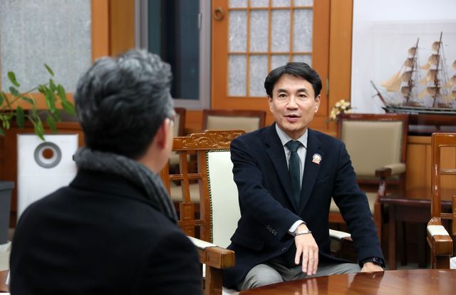 신년 인터뷰하는 김진태 도지사 