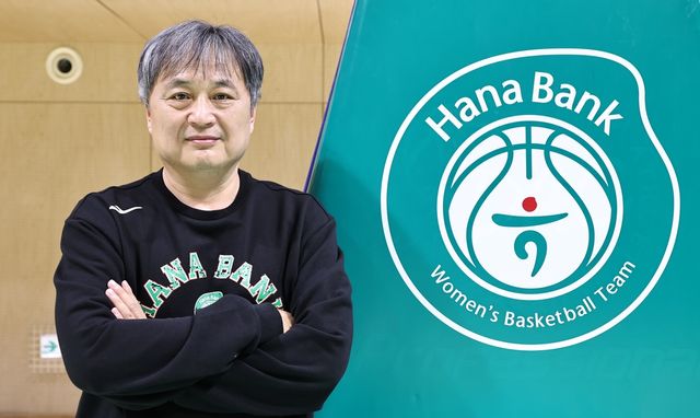 인터뷰 전 포즈 취하는 이상범 감독