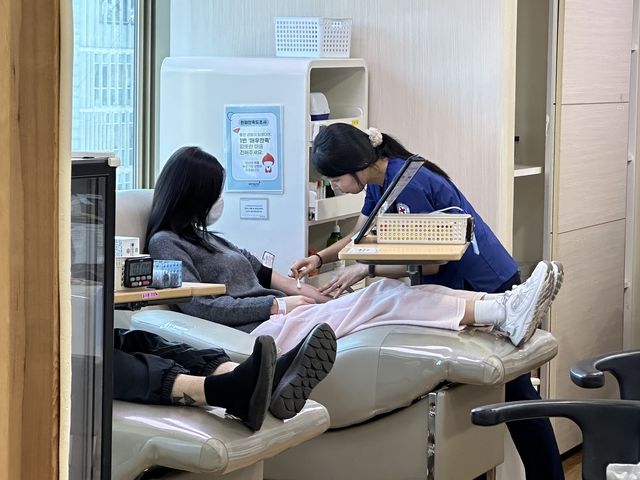 크리스마스인 25일 서울 강남구 헌혈의집 강남센터에서 헌혈 중인 한 시민