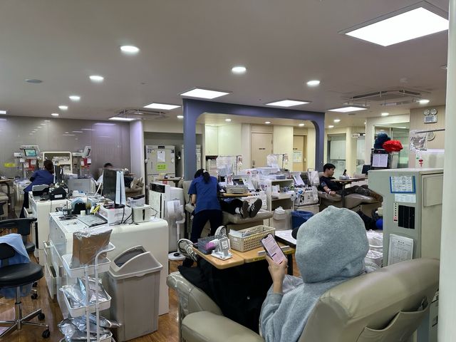 크리스마스인 25일 서울 강남구 헌혈의집 강남센터에서 헌혈 중인 시민들