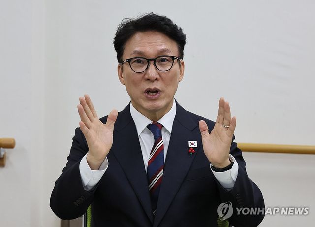 시립동부노인전문요양센터 찾은 김민석 총리