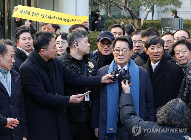 무죄 선고받은 박지원 의원