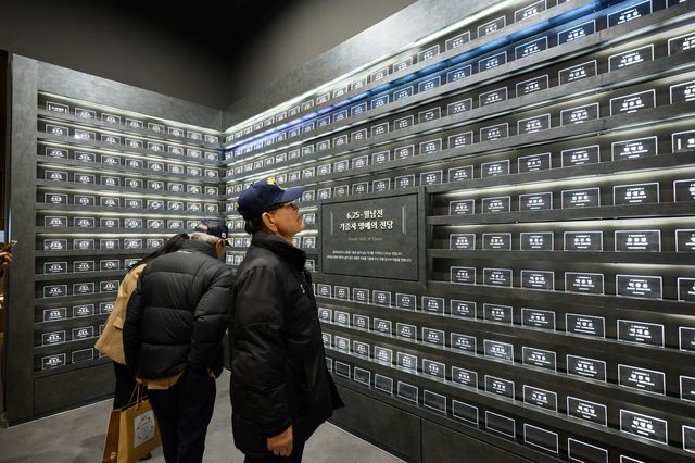 6·25 월남전 흔적전시관 둘러보는 참전용사