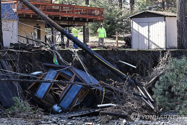 미 캘리포니아 남부 산지 라이트우드 지역의 폭풍우 피해 