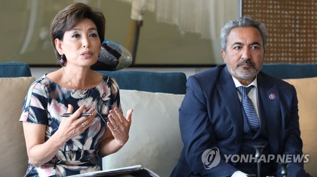 2021년 방한 당시 기자회견하는 美하원의 영 김 및 아미 베라 의원