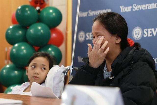 '수막척수류'를 앓던 필리핀의 10세 소녀 조안나(왼쪽)