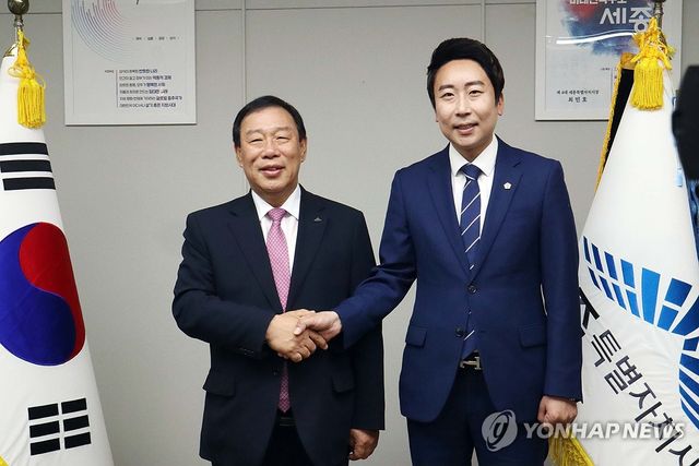 손잡은 세종시장과 시의장