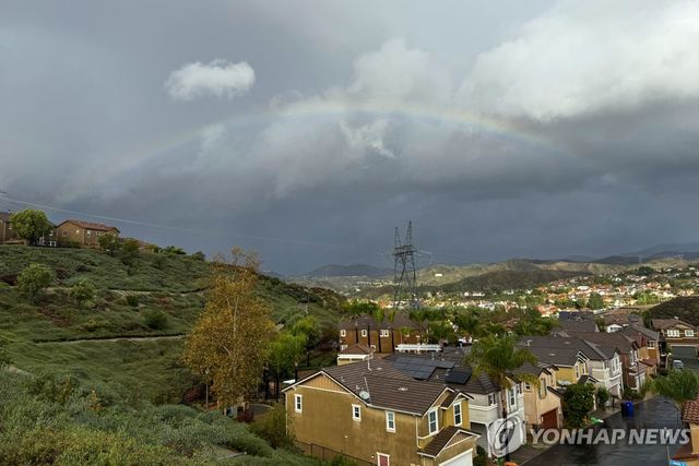 25일(현지시간) LA 북부 샌타클래리타 지역에 비가 그치고 뜬 무지개