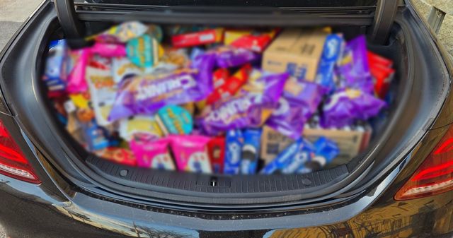 트렁크에 실린 과자와 음료