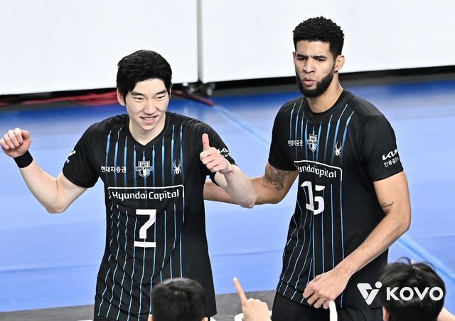 현대캐피탈의 레오(오른쪽)와 허수봉